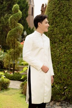 Brand new and high-quality Vietnamese traditional Ao Dai This set includes the Ao Dai and shipping with no pants for men Wedding Ao Dai, Vietnam Fashion, Vietnam Food, Garment Cover, Elegant Man, Vietnamese Recipes, Couple Wedding, Pants For Men, Vietnam Travel