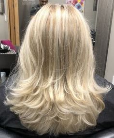 Style Tricks, Medium Haircut, Platinum Blonde Hair Color, Haircuts For Long Hair With Layers, Icy Blonde Hair, Hairstyle Idea, Icy Blonde, Blonde Hair Inspiration, Honey Hair