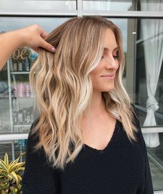 So bright and dimensional! Slay this lived-in honey blonde balayage now like a queen. #wavyhair #balayage #hairinspo Honey Blonde Hair Color, Rambut Brunette, Balayage Blonde, Dirty Blonde Hair, Honey Blonde Hair, Hair Done, Blonde Hair Inspiration, Honey Hair, Blonde Hair Shades