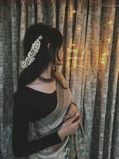 Pics Of Girly, Aesthetic Pictures For Women, Saree And Gajra Look, Traditional Saree Outfit, Pose Ideas For Saree, Saare Aesthetic Poses, Desi Aesthetic Saree Look, Gajra Photo Pose, Back Poses In Saree