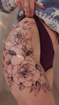 floral hip tattoo © tattoo artist © tattoo artist ❖ Amy Billing ✧ @amybillingtattoo ✧ @hobojacktattoo ❖ #girltattoos #floraltattoo #bodyart #inkmaster #hiptattoo #upperthightattoo #flowers #art #cooltattoos #tattoosforgirls #inkaddiction #inklover #spinetattoo #dragontattoo #creativetattoo #girltattoos #besttattoos #cooltattoos #inkmaster #girltattoos #floraltattoo #bodyart #inkmaster #hiptattoo #upperthightattoo #flowers #art #cooltattoos #tattoosforgirls #inkaddiction #inklover Large Floral Leg Tattoo, Large Tattoos For Women, Large Back Tattoos For Women, Feminine Thigh Tattoos, Floral Hip Tattoo, Female Tattoo Ideas, Flower Hip Tattoos, Hip Tattoo Designs, Tattoo Artist Tattoo