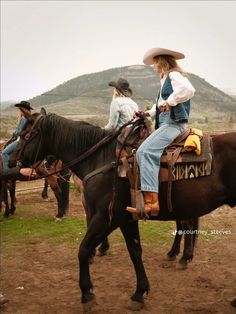 Horse Back Riding Outfits Women, Montana Bachelorette, Colorado Bachelorette Party, Bachelorette Party Lake Weekend, Mountain Cowgirl, Documentary Making, Farm Outfits, Bachelorette Party Lake, Bachelorette Vibes