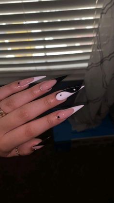 Ying Yang Nails Stilleto, Black And White Stilleto Nails Design, Nail Designs Stilleto Long, Black And White Stiletto Nails Design, Yin And Yang Makeup, Ting And Yang Nails, Yang Yang Nails, Yin Yang Nail Designs, Yin And Yang Nail Designs