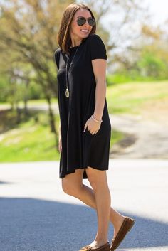 The Perfect Piko Short Sleeve Swing Dress-Black Black Dress Outfit Casual, Tshirt Dress Outfit, Casual Dressing, Shirt Dress Outfit, Black Dress Outfits, Simple Dress, Jeans Casual, Moda Plus, Vestido Casual