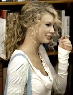 Taylor Swift Curls, Taylor Swift Curly Hair, Curl Perm, Hair Perms, Young Taylor Swift, Taylor Swift Taylor Swift, Different Types Of Curls, Getting A Perm, Baby Taylor