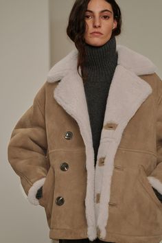 Manteau Bonn - Beige/Crème - Cuir - Femme Cream Sheepskin Outerwear With Faux Fur Lining, Beige Shearling Outerwear With Faux Fur Lining, Sheepskin Long Coat In Mink Color, Long Sheepskin Coat In Mink Color, Mink Sheepskin Long Coat, Mink Color Sheepskin Long Coat, Cream Sheepskin Outerwear With Faux Fur Trim, Cream Shearling Outerwear For Fall, Cream Sheepskin Fur Coat For Winter