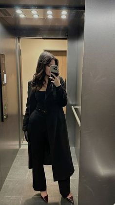 Black Business Outfit Aesthetic, Black Coats For Women Classy, Dark Feminine Elegant Outfits, Black Outfits Old Money, Stilleto Outfits, Black Luxury Outfits Classy, Dark Fem Fashion, Chic Dark Outfits, Outfit Inspo Dark Feminine