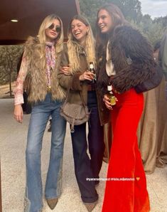 Not my pic ! Transitioning Fall Outfits, Brown Suede Fringe Jacket Outfit, Aspen Summer Fashion, Spanish Winter Fashion, Mountain Chic, Look Hippie Chic, Boots Jeans, 70s Outfits