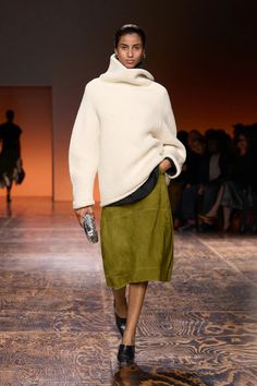 Bottega Veneta Fall 2024 Ready-to-Wear Collection | Vogue Vogue France, Estilo Boho Chic, Fashion Trends Winter, Estilo Boho, Cotton Sweater, Victoria Beckham, Autumn Winter Fashion