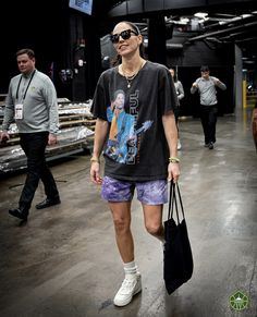 Athletic Tomboy Outfits, Masculine Women Summer Outfits, Sporty Masc Outfits, Masc Shorts Outfit, Queer Athletic Style, Sue Bird Style, Wnba Women Fashion, Athletic Girl Aesthetic Outfits, Masculine Outfits For Women Summer