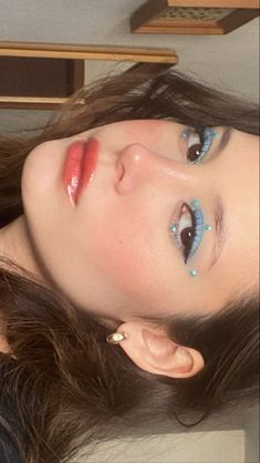 Blue Makeup Inspiration, Blue Makeup Looks Aesthetic, Blue Eye Makeup Aesthetic, Aesthetic Clothes Spring, Blue Outfits Aesthetic, Blue Eye Makeup Looks, Blue Makeup Aesthetic, Makeup Hippie, Blue Outfit Aesthetic