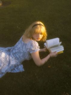 girl senior picture with book blonde hair short dress outfit inspo blue dress book aesthetic pictures photographs Book Aesthetic Pictures, Short Dress Outfit, Blonde Hair Short, Dress Shorts Outfit, Vintage Photoshoot, Dress Book, Photography Senior Pictures, Hair Short, Sketchbook Art Inspiration