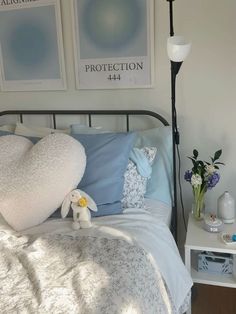 Blue Clean Room Aesthetic, Blue And White And Gold Bedroom, The Summer I Turned Pretty Room Decor, Blue Flower Room Aesthetic, Light Blue And White Bedroom Aesthetic, Coastal Bedding Ideas Blue And White, Light Blue Dorm Room Aesthetic, Cute Blue Room Ideas, Room Inspo Aesthetic Blue