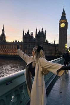 What to Wear in London: Your Ultimate Guide for Stylish Comfort Year-Round | #falloutfits Holiday Outfits for Christmas & New Years Eve Night Street Style, London Summer Outfit, London Winter Outfits, London Outfit Ideas, London Photo Ideas, Vintage Old Money, Outfit London, London Outfits, Outfit Baddie