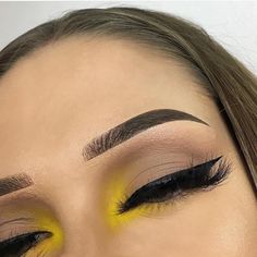 Qᴜᴇᴇɴʟαɴɪɪ91xXx 👑💋🔥 Eyeliner Tips, Yellow Makeup, Yellow Eyeshadow, Makeup Sephora, Colorful Eye Makeup, Makeup Eye Looks, Make Up Looks, Makeup Goals