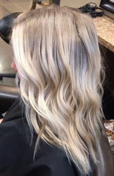 Blonde Toned Hair, 10 Major Winter Hair Colors, Bright Blonde Highlights, Champagne Blonde Hair, Winter Hair Colors, Nail Makeup, Natural Blonde, Chrome Nail, Blonde Tones