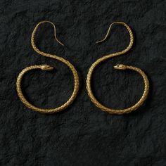 This Vintage-Inspired Serpent Design Pharaoh Round Earrings are made of high-quality alloy, showcasing a unique Egyptian flair and exquisite craftsmanship. The size of the earrings is as shown in the third image, making them perfect for various occasions--whether for everyday wear or special events, they will ensure you stand out. The distinctive serpent design symbolizes agility and strength, blending vintage and modern elements to highlight your personality and taste. Let these earrings add a touch of mystery and elegance to your style! Vintage Earring, Chunky Earrings, Modern Elements, Ringe Gold, Snake Earrings, Earrings Vintage, Brass Earrings, Round Earrings, Vintage Earrings