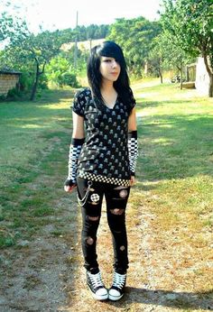 Emo Girl 2000s, What Is Emo, Scene Girl Outfits, Emo Night, Fete Emo, Emo Scene Outfits, 2000s Scene, Dark Girl