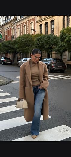 Creamy Blazer Outfit, Museum Date Outfit Black Woman, Mother Outfits Casual Classy, Sweater And Heels Outfit, Bar Fall Outfits, Fall Chic Outfits Classy, Elegant Outfit Jeans, Cognac Outfit, Outfit Ideas Dressy Classy