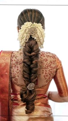 Hairstyle On Kanjivaram Saree, Bridal Hairstyle Indian Wedding Braids, Wedding Hair Indian Bride, South Indian Bride Outfits, Braids For Indian Wedding, Indian Bridal Braided Hairstyles, Latest South Indian Bridal Sarees, South Indian Bride Braid, Indian Bride Braid Hairstyle