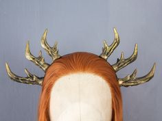 𝙍𝙀𝘼𝘿𝙔 𝙏𝙊 𝙎𝙃𝙄𝙋 / Please allow 1-3 days for processing and packaging These triple set deer horns are made from high quality light resin and have been shaped, molded, casted and painted by us. They're sturdy and attached to a discreet lightweight flexible black headband. They would be the perfect addition to a fantasy, viking, shaman, gothic, or larp look and look great in photos. Rhinestones are optimal and add a beautiful magic touch. 𝐇𝐞𝐚𝐝𝐩𝐢𝐞𝐜𝐞 𝐃𝐞𝐭𝐚𝐢𝐥𝐬: Horn Colour: 10 to choose from Horn Material: Resin Single Horn Height: 7.8cm Single Horn Width: 3.8cm Total Headband Weight: 100g Headband Material: Metal Headband Colour: Black Accessories: Optional Rhinestones International standard shipping is untracked, tracked and signed shipping is optional and is also recom Viking Shaman, Deer Horns, Antler Headband, Horn Headband, Front Braids, Metal Headbands, Black Headband, Custom Wigs, Dark Roots