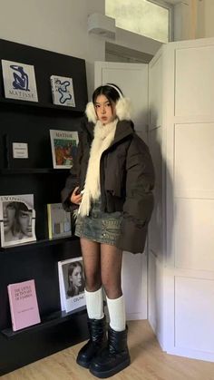 Outfit In Korea Winter, Korean Street Winter Fashion, Winter Outfits Cool Street Style, Japan Outfit Inspiration, Korea Cute Outfit, Winter Fits Inspo Aesthetic, Cute Asian Winter Outfits, Short Winter Boots Outfits, Aesthetic Winter Outfits Skirt