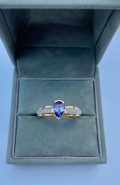 Pear-shaped Yellow Gold Sapphire Ring, Pear-shaped Brilliant Cut Sapphire Ring, Custom Wedding Band, Evil Eye Ring, Tanzanite Ring, Gold Ring Sets, Vintage Rolex, Ring Setting, Diamond Carat