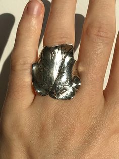 Absolutely stunning artisan made sterling silver leaf ring. Looks like an ivy leaf. Sits really flat against the finger. Surprisingly comfortable to wear. Shows minimal signs of wear. Perfect for a plant lover! Fits US ring size 6 1/4 Lover Fits, Silver Leaf Ring, Chunky Silver Rings, Unique Silver Rings, Ivy Leaf, Lady Grey, Leaf Ring, Ring Unique, Silver Leaf