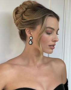 Margot Robbie Red Carpet, Margot Robbie Hair, Wedding Hair Up, Bridal Hair Makeup, Penteado Cabelo Curto, Wedding Hair Makeup, Hair Stylist Life, Bridal Hair And Makeup