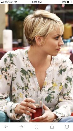 Pixie Haircut Kaley Cuoco, 90s "bixie" Haircut Blonde, Golden Blonde Pixie Haircut, Golden Blonde Pixie, Hairstyles For Parties, "bixie" Haircut 2022 Blonde, Haircuts For Women Over 30, Theory Fashion, Diy Hairstyle