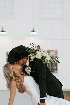 Bride and groom wear black and white cowboy hats at wedding Cowboy Hat And Suit Wedding, Groom Suit Cowboy, Black Cowboy Hat Wedding Grooms, Black And White Cowboy Wedding, Groom With Cowboy Hat, Black Suit With Cowboy Boots, Black And White Western Wedding, Country Groomsmen Attire, Navy Tux Wedding