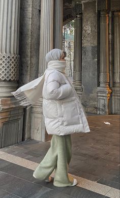 instagram: zeyyneppps Puffer Jacket Hijab Outfit, Long Puffer Jacket Outfit Winter Style, Tokyo Winter Outfit, Green Puffer Jacket Outfit, Puffer Jacket Outfit Winter Style, White Puffer Jacket Outfit, Long Puffer Jacket Outfit, Hijabi Winter, Japan Outfit Winter