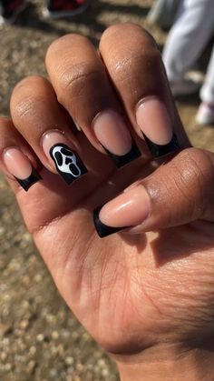 Scream halloween acrylic nails 💅 Halloween Acrylic Short Nails, Cute Nail Ideas Halloween, Nails Acrylic Halloween Ideas Simple, Gel X Nail Designs Halloween, Simple Nail Designs Short Nails Halloween, Spooky Season Nails Simple, Short Nail Art Designs Halloween, Easy Simple Halloween Nails, Fall Nail Simple Designs