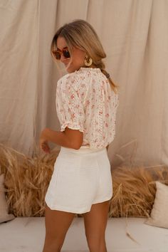 Pretty Feminine Aesthetic, Summer Romantic Outfits, Dainty Outfits Classy, Lisbon Outfits Summer, Summer Outfits Large Bust, Summer V-neck Blouse With Floral Embroidery, Peach V-neck Summer Blouse, Summer Peach V-neck Blouse, Summer Beige Blouse With Floral Embroidery