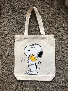 Bags🌼 Tote Bag Design Ideas Paint Easy, Canvas Tote Bag Painting Ideas, Tote Bag Painting Ideas Easy, Easy Tote Bag Painting, Snoopy Tote Bag, Diy Tote Bag Design, Painted Canvas Bags, Disney Tote Bags, Handpainted Tote Bags