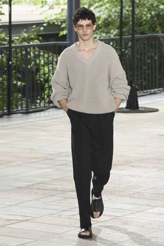 Issey Miyake Menswear, Menswear Editorial, Dapper Suits, British Style Men, Issey Miyake Men, Seoul Fashion Week, Seoul Fashion, Male Fashion Trends, Mens Outfit Inspiration