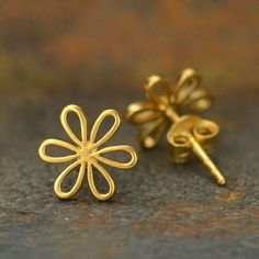 Openwork Daisy Post Earring - Poppies Beads n' More Small Earrings Gold, Gold Earrings Models, Modern Gold Jewelry, Gold Jewelry Stores, Gold Rings Fashion, Gold Ring Designs, Bangles Jewelry Designs, Gold Jewelry Simple, Gold Fashion Necklace