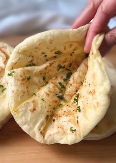 This Turkish bread is so delicious and simple that anyone can make it at home. The middle of the bread is empty, so it's great for wrapping around your favorite food or dipping with curry. Garlic Flatbread Recipe, Szechuan Beef, Garlic Flatbread, Fried Bread, Flat Breads, Homemade Bread Recipes Easy