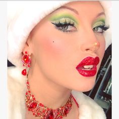 Who Ville Makeup, Vintage Christmas Makeup, Christmas Character Makeup Looks, Christmas Makeup Grinch, Martha May Whovier, Glam Grinch Makeup, Whoville Costumes, Whoville Hair, Christmas Party Costume