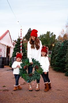 Best After Christmas Sales, Christmas Card Outfits, Family Christmas Pictures Outfits, Christmas Photos Outfits, Christmas Pictures Outfits, After Christmas Sales, Christmas Family Photoshoot, Family Christmas Outfits, Christmas Card Pictures