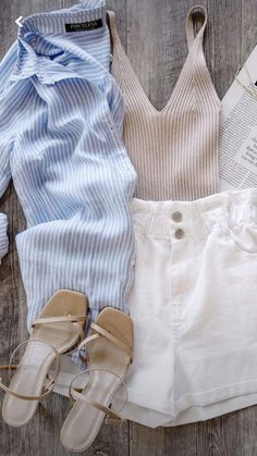 Womens Vacation Fashion, Summer Outdoor Dinner Outfit, Chambray Top Outfit Summer, Beige Tank Top Outfit Summer, Fashion Inspo Outfits Minimal Chic Fall, Classy Chic Spring Outfits, Italy Clothing Aesthetic, Women’s Neutral Outfit, Coastal Womens Style