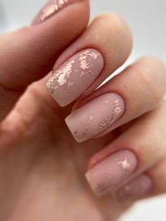 Short Nails Trending, Short Nails Rose Gold, Short And Classy Nails, Short Trendy Nails 2024, Nail Art 2024 Trends Fall, Nohti 2024, Classy Nude Nail Designs 2024, Nudę Nails, Nude With Gold Nails