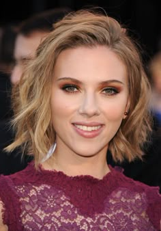 10 Short Haircuts & Hairstyles For All Face Shapes - Harper's BAZAAR Celebrity Short Haircuts, Scarlet Johanson, Red Carpet Hair, Celebrity Makeup Looks, Hair Styles 2014, Square Face, Short Wavy Hair, Short Wavy, Short Hair Cuts For Women