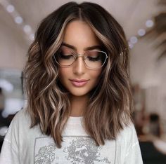 Medium Length Bayalage Hair, Fall Bayalage Brunette Short, Easy Maintenance Hair Color Brunette, Brunette Summer Hair 2023 Short, Balayage For Dark Brown Hair Medium Length, Medium Length Bayalage, Bayalage Brunette Dark, Warm Caramel Balayage Honey Medium Hair, Medium Length Balayage Brown