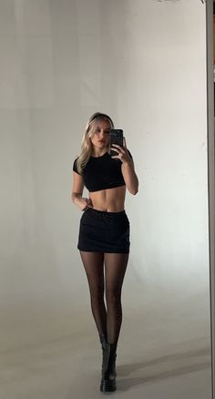 Black Mini Skirt With Tights, Black Mini Skirt Party Outfit, Mini Skirt With Tights Outfit, Mini Skirt With Stockings Outfit, Outfits Tipo Bratz, Mini Skirt Going Out Outfit, Stockings Outfit Night, Stockings Outfit Summer