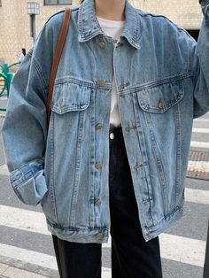 Over Sized Jeans Jacket, Denim Jacket Jeans Outfit, Loose Denim Jacket Outfit, Fits With Denim Jacket, Over Size Denim Jacket Outfits, Black Jeans Denim Jacket, Over Sized Jean Jacket Outfit, Cute Outerwear, Baggy Jean Jacket Outfits