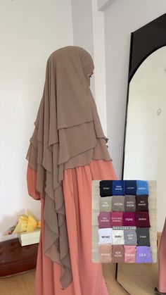 Chiffon has all the features you would look for in a khimar, with its draped look and comfortable and sporty stance, the quality of its fabric. it does not show inside and breathes easily. There are two floors in front and three floors behind. Chiffon Khimar For Eid, Khimar Hijab, Head Coverings, Chiffon Hijab, Niqab, Head Covering, Muslim Women, Head Scarf, Beauty Book