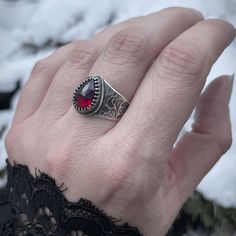 Vampire Ring Aesthetic, Louis Lestat, Rose Vampire, Hand Bracelet With Ring, Vampire Ring, Books And Movies, Vampire Chronicles, Silver Rose Ring, Silver Ring Band