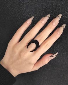 Almond Nail Elegant, Minimalist Nails Stiletto, Black Outline Nails, Edgy Nail Designs, Spiritual Nails, Stylish Nails Designs, Edgy Nails, Black Nail Designs, Nail Designs Glitter