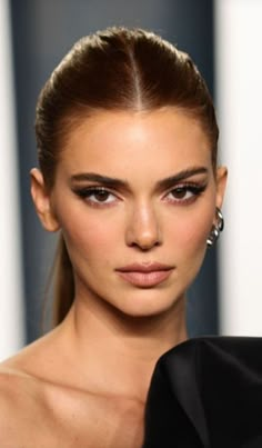 Kendall Face, Kendall Jenner Face, Star Woman, Style Kendall Jenner, Woman Inspiration, Celebrity Makeup Looks, Kendal Jenner, Bonnie Clyde, Face Tattoos